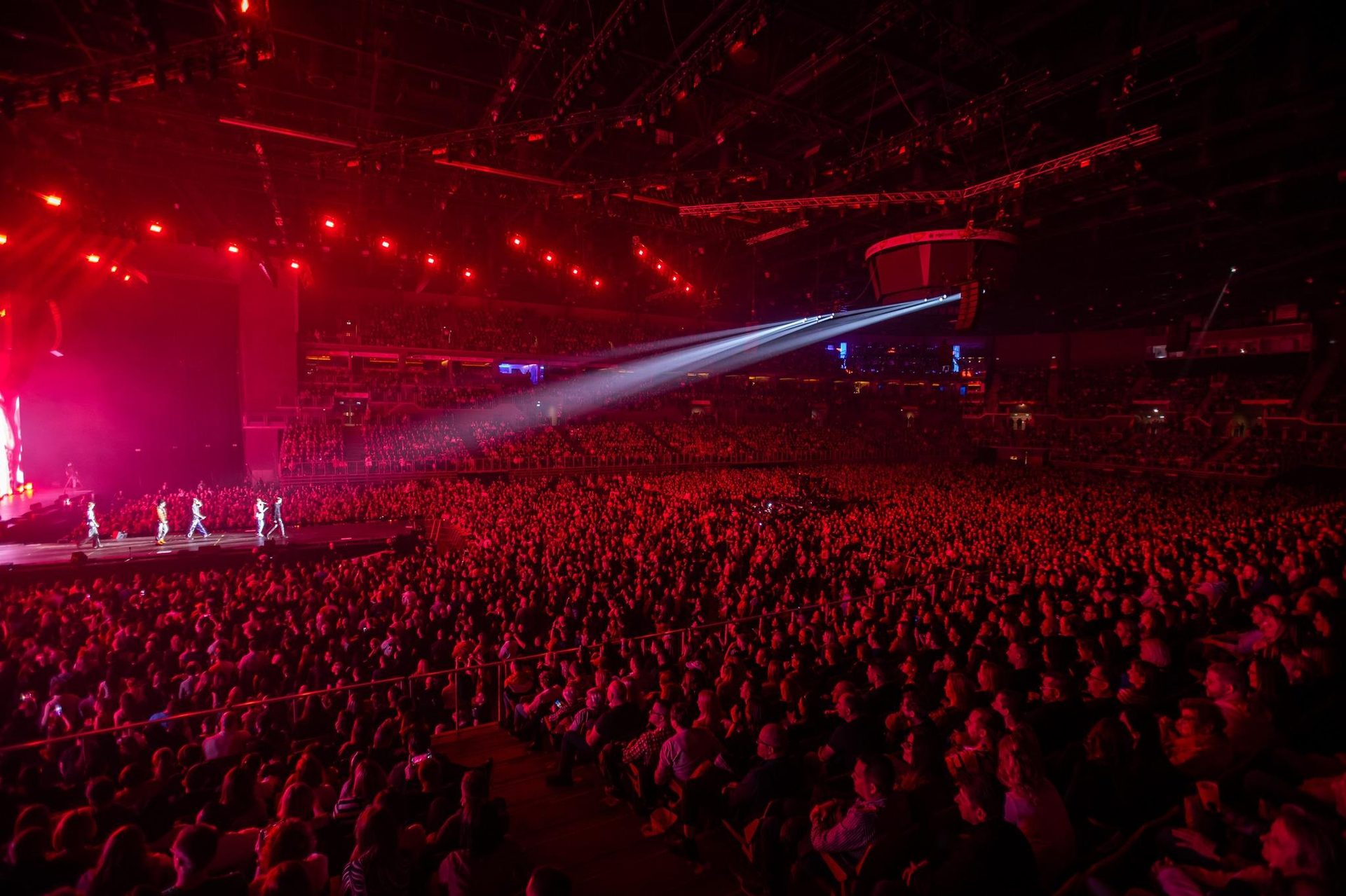 The arena crowd at the Majka concert