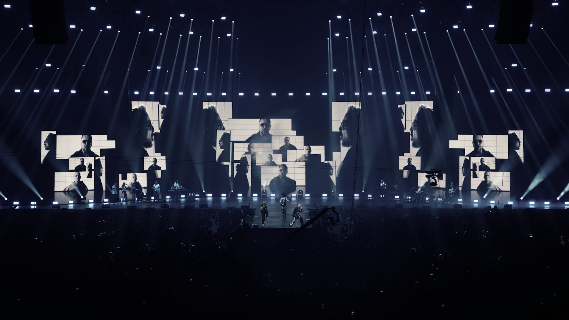 Multi-screen visual composition on the arena stage
